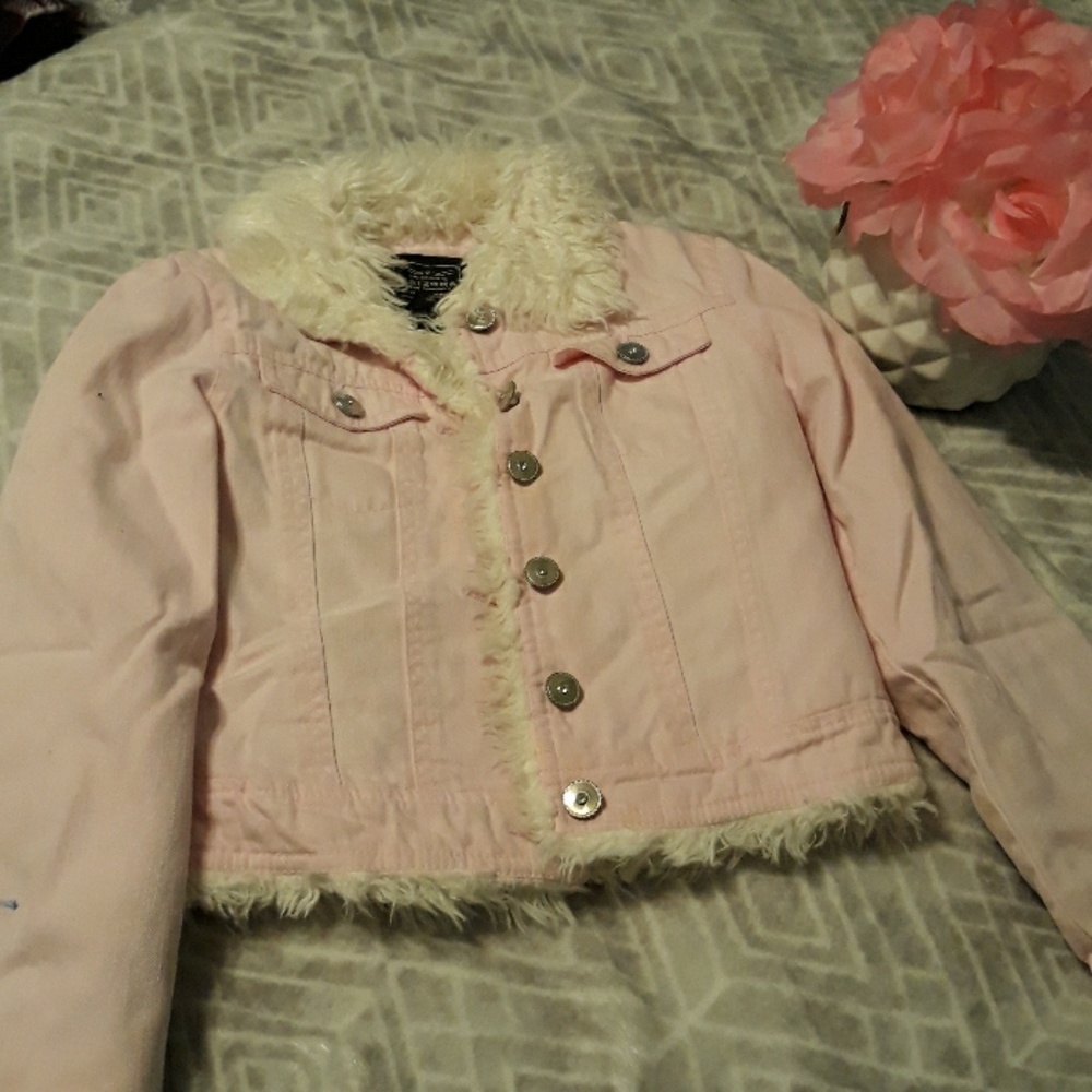 Chamarra para niña, tiene un pequeña raya de tinta